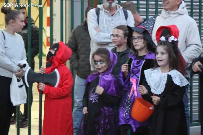 GALER&Iacute;A | &iexcl;Invasi&oacute;n zombi en Golmayo! El espeluznante pasacalles de Halloween