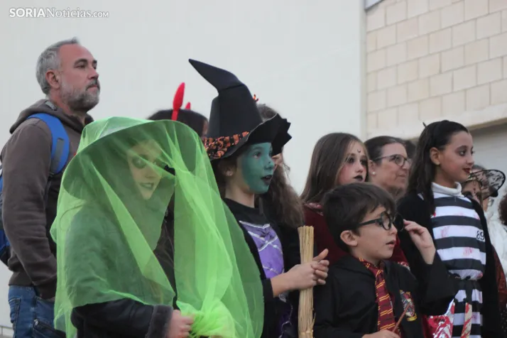GALER&Iacute;A | &iexcl;Invasi&oacute;n zombi en Golmayo! El espeluznante pasacalles de Halloween