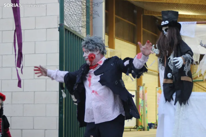 GALER&Iacute;A | &iexcl;Invasi&oacute;n zombi en Golmayo! El espeluznante pasacalles de Halloween