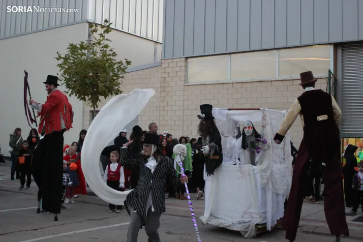 GALER&Iacute;A | &iexcl;Invasi&oacute;n zombi en Golmayo! El espeluznante pasacalles de Halloween