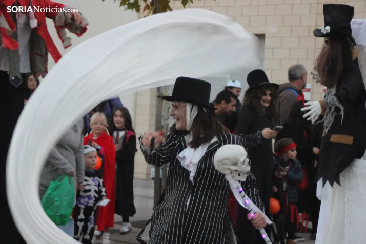GALER&Iacute;A | &iexcl;Invasi&oacute;n zombi en Golmayo! El espeluznante pasacalles de Halloween