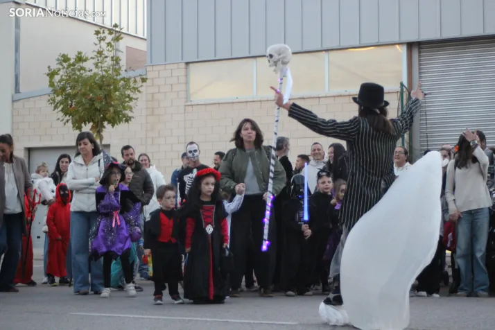 GALER&Iacute;A | &iexcl;Invasi&oacute;n zombi en Golmayo! El espeluznante pasacalles de Halloween