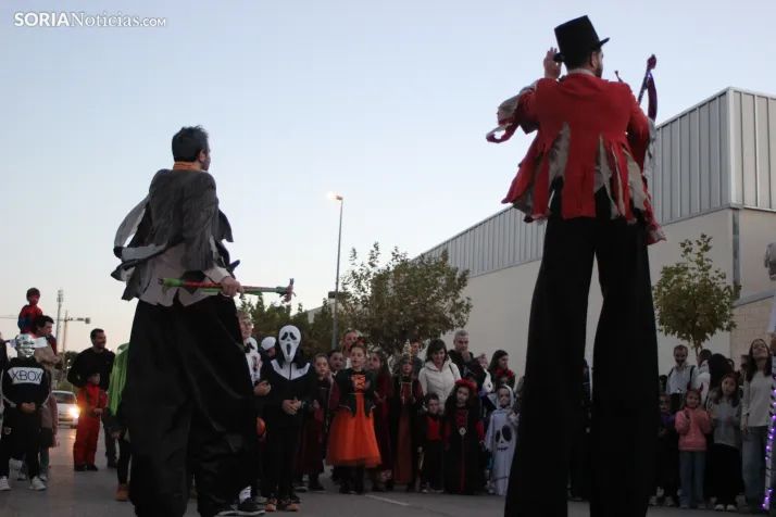 GALER&Iacute;A | &iexcl;Invasi&oacute;n zombi en Golmayo! El espeluznante pasacalles de Halloween
