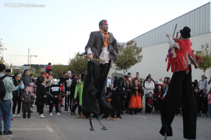 GALER&Iacute;A | &iexcl;Invasi&oacute;n zombi en Golmayo! El espeluznante pasacalles de Halloween