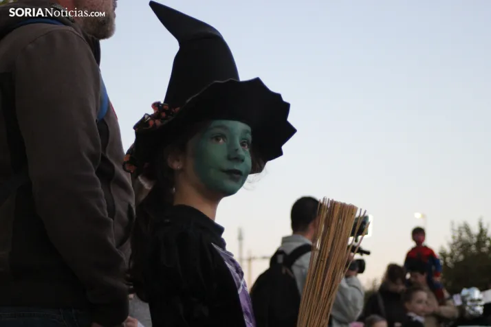 GALER&Iacute;A | &iexcl;Invasi&oacute;n zombi en Golmayo! El espeluznante pasacalles de Halloween