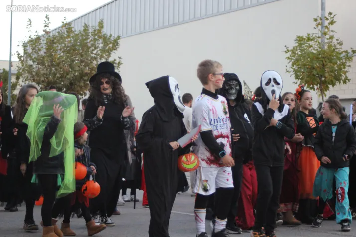 GALER&Iacute;A | &iexcl;Invasi&oacute;n zombi en Golmayo! El espeluznante pasacalles de Halloween