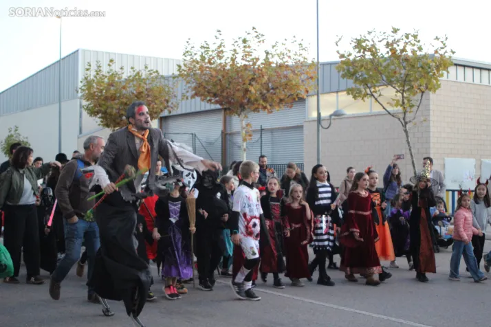 GALER&Iacute;A | &iexcl;Invasi&oacute;n zombi en Golmayo! El espeluznante pasacalles de Halloween