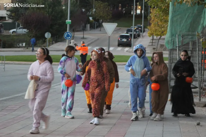 GALER&Iacute;A | &iexcl;Invasi&oacute;n zombi en Golmayo! El espeluznante pasacalles de Halloween
