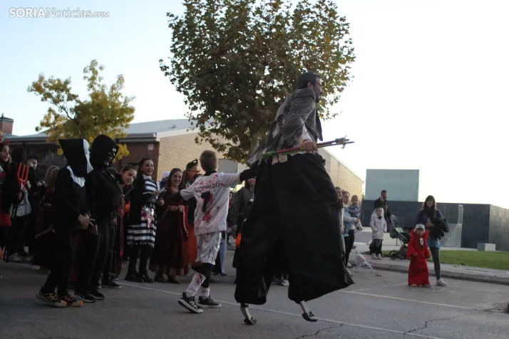GALER&Iacute;A | &iexcl;Invasi&oacute;n zombi en Golmayo! El espeluznante pasacalles de Halloween