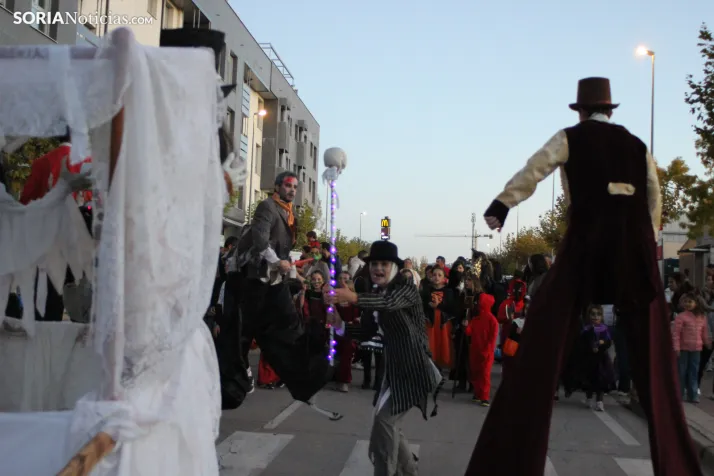 GALER&Iacute;A | &iexcl;Invasi&oacute;n zombi en Golmayo! El espeluznante pasacalles de Halloween