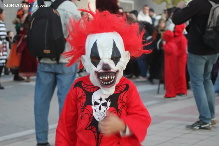 GALER&Iacute;A | &iexcl;Invasi&oacute;n zombi en Golmayo! El espeluznante pasacalles de Halloween