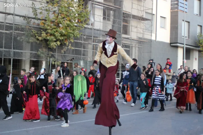GALER&Iacute;A | &iexcl;Invasi&oacute;n zombi en Golmayo! El espeluznante pasacalles de Halloween