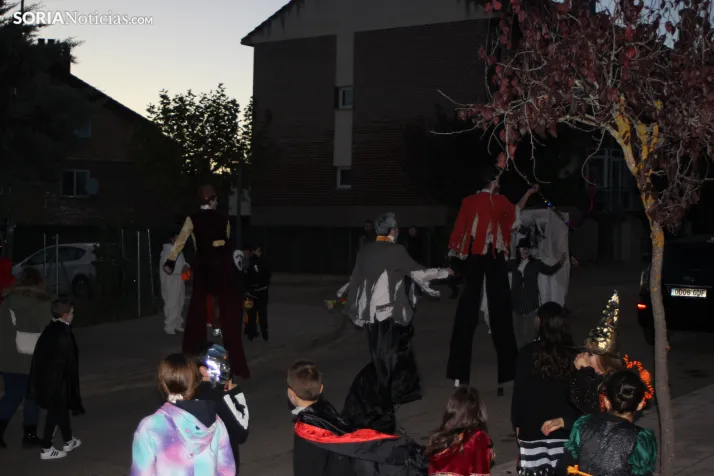 GALER&Iacute;A | &iexcl;Invasi&oacute;n zombi en Golmayo! El espeluznante pasacalles de Halloween