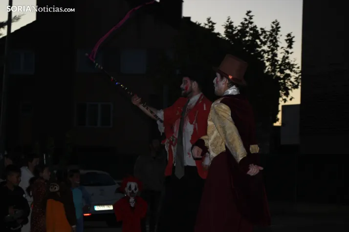 GALER&Iacute;A | &iexcl;Invasi&oacute;n zombi en Golmayo! El espeluznante pasacalles de Halloween