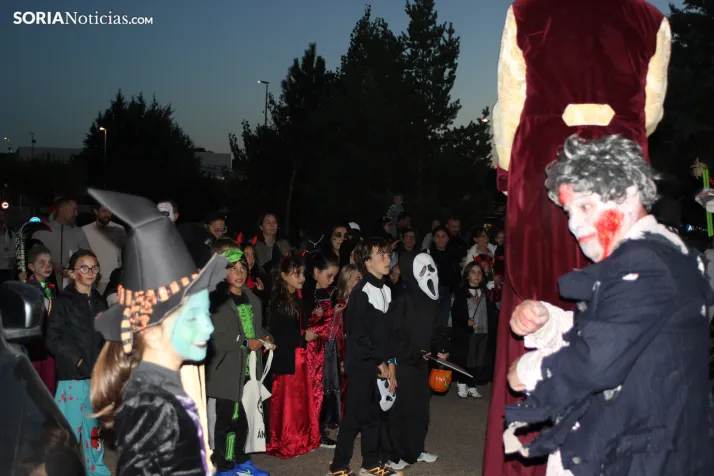 GALER&Iacute;A | &iexcl;Invasi&oacute;n zombi en Golmayo! El espeluznante pasacalles de Halloween