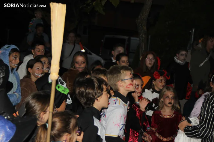 GALER&Iacute;A | &iexcl;Invasi&oacute;n zombi en Golmayo! El espeluznante pasacalles de Halloween