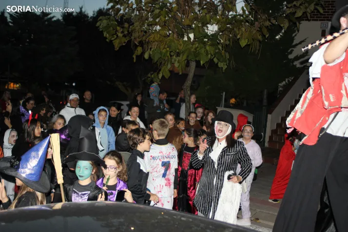 GALER&Iacute;A | &iexcl;Invasi&oacute;n zombi en Golmayo! El espeluznante pasacalles de Halloween