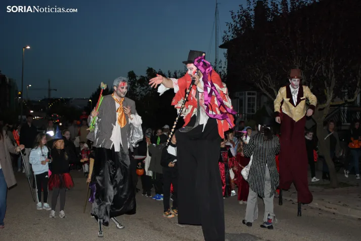 GALER&Iacute;A | &iexcl;Invasi&oacute;n zombi en Golmayo! El espeluznante pasacalles de Halloween