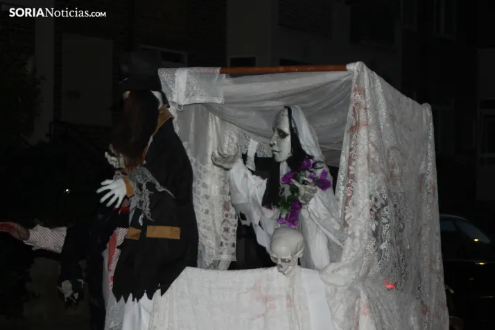 GALER&Iacute;A | &iexcl;Invasi&oacute;n zombi en Golmayo! El espeluznante pasacalles de Halloween