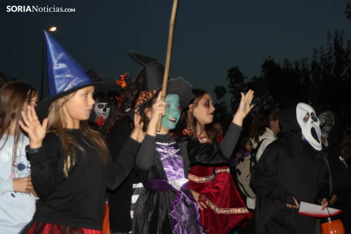 GALER&Iacute;A | &iexcl;Invasi&oacute;n zombi en Golmayo! El espeluznante pasacalles de Halloween