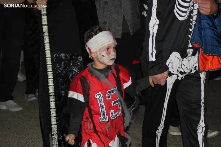 GALER&Iacute;A | &iexcl;Invasi&oacute;n zombi en Golmayo! El espeluznante pasacalles de Halloween