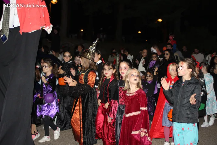 GALER&Iacute;A | &iexcl;Invasi&oacute;n zombi en Golmayo! El espeluznante pasacalles de Halloween