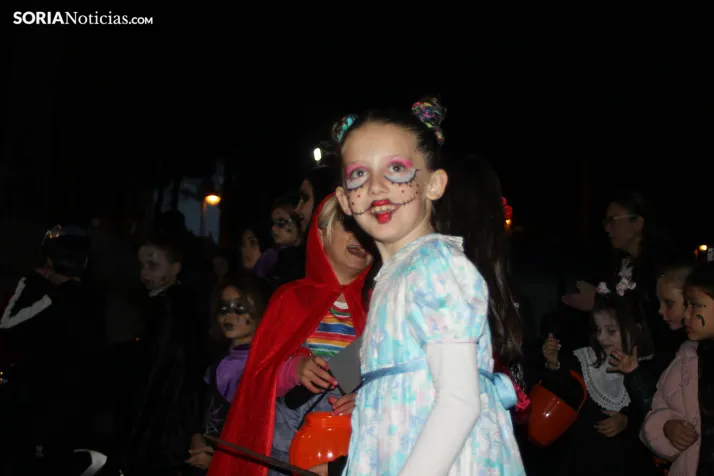 GALER&Iacute;A | &iexcl;Invasi&oacute;n zombi en Golmayo! El espeluznante pasacalles de Halloween