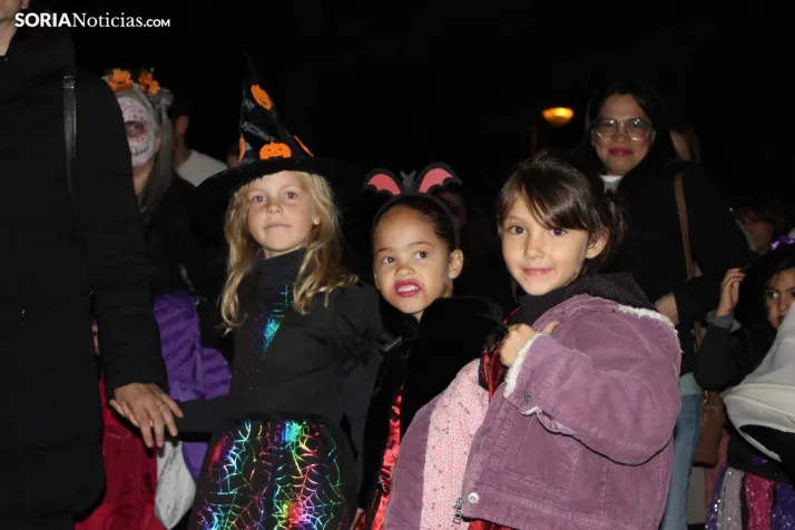 GALER&Iacute;A | &iexcl;Invasi&oacute;n zombi en Golmayo! El espeluznante pasacalles de Halloween