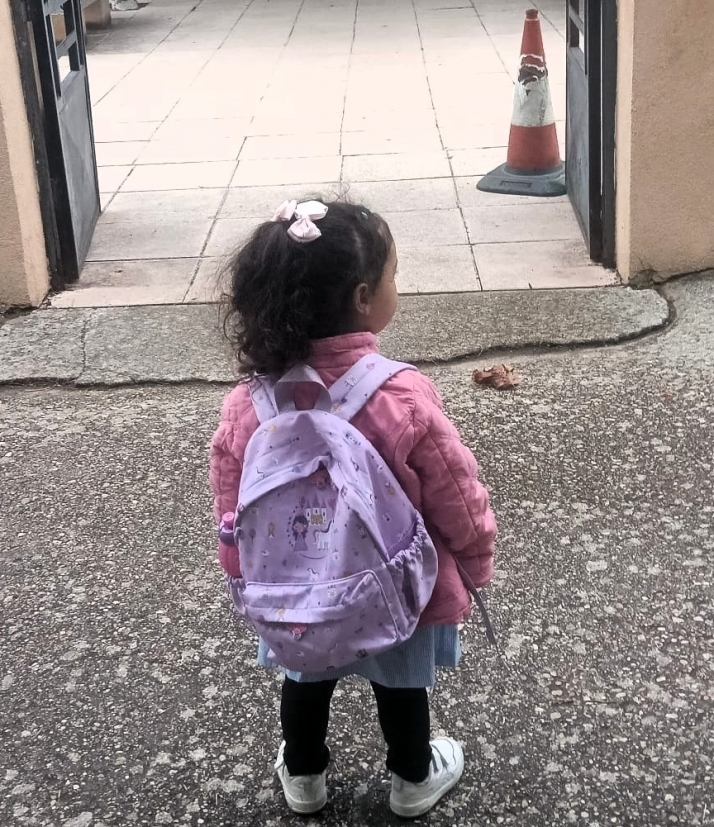 Zoe quiere ir al cole, pero su corazón necesita una enfermera
