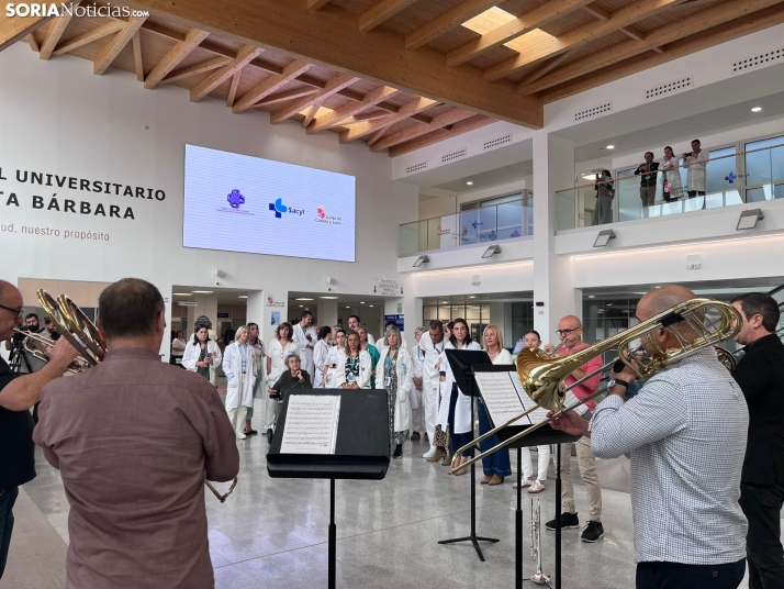 La música sinfónica sorprende a pacientes y sanitarios en el Hospital Santa Bárbara