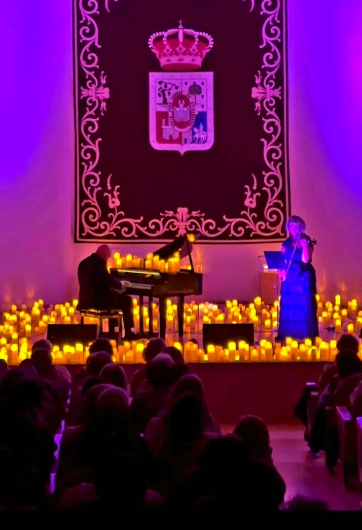 1.500 velas iluminan el Aula Magna de Soria al ritmo de bandas sonoras y éxitos de los 80 y 90