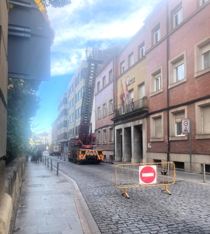 Un desprendimiento en una fachada obliga a cortar durante más de una hora la calle Nicolás Rabal