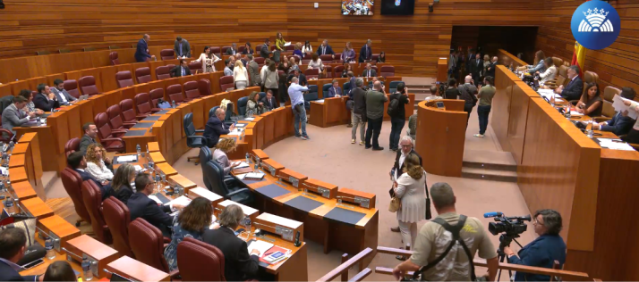 Mañueco y Martínez chocan por la vivienda en un pulso sobre cifras, competencias y gestión