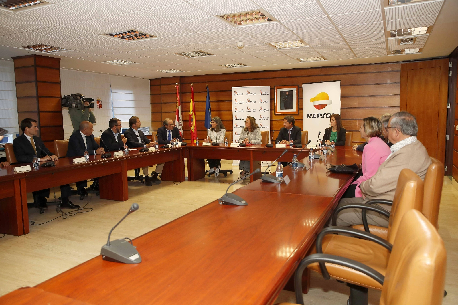    La Junta y Repsol implican al sector del transporte de viajeros por carretera en un proyecto piloto para promocionar el uso de combustibles renovables	