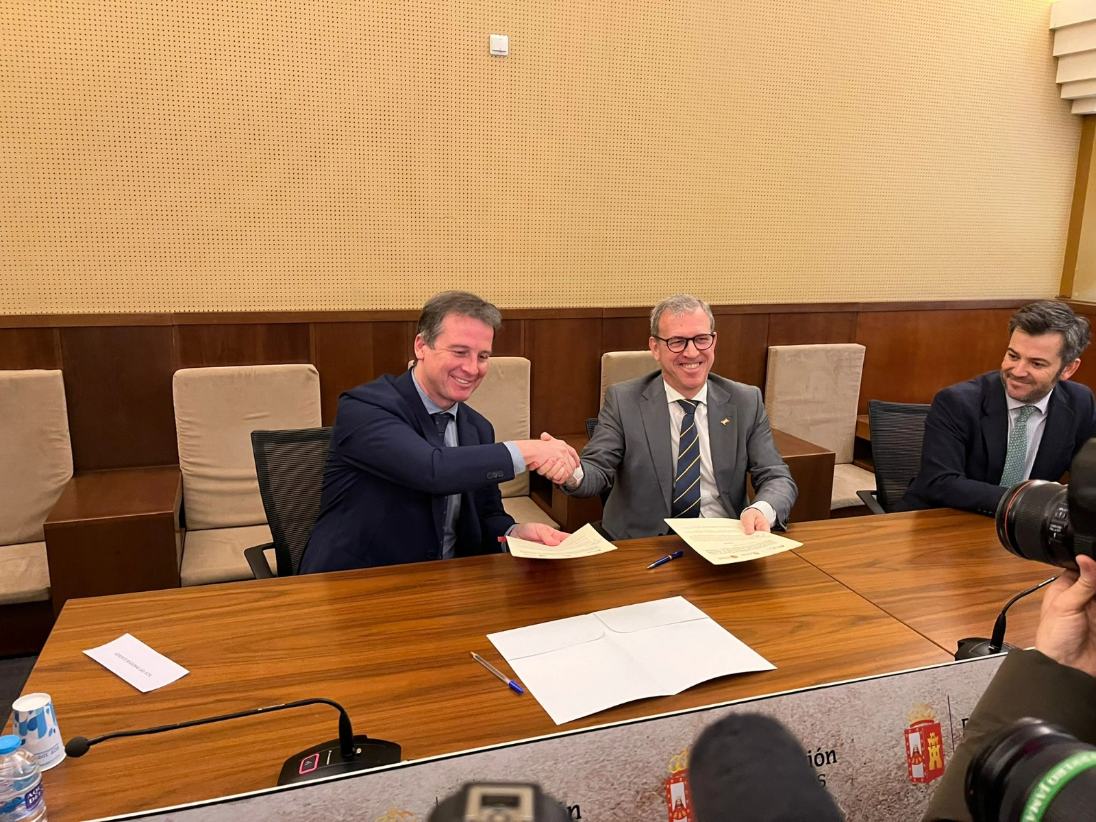 La Consejería de Industria, Comercio y Empleo renueva el convenio con las diputaciones para fomentar el empleo local