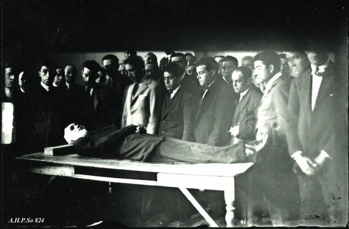 El Hostal Comercio acogi&oacute; el cuerpo sin vida de Juan Anll&oacute;, todav&iacute;a con el vendaje producido por el fuerte golpe en la cabeza, antes de ser trasladado a Madrid para ser enterrado en la Almudena. Fotograf&iacute;a: TIBURCIO CRESPO PALOMAR AHPSo 824