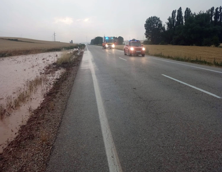 Bomberos de la Diputaci&oacute;n intervienen por materiales arrastrados en la CL-116 | Imagen 1