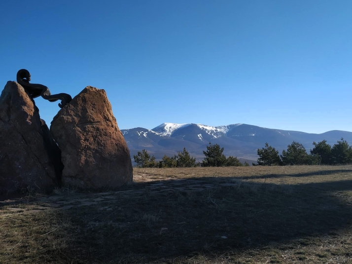 40 toneladas de piedra, una gr&uacute;a rota y una obra de arte en lo alto de la Sierra del Madero | Imagen 5