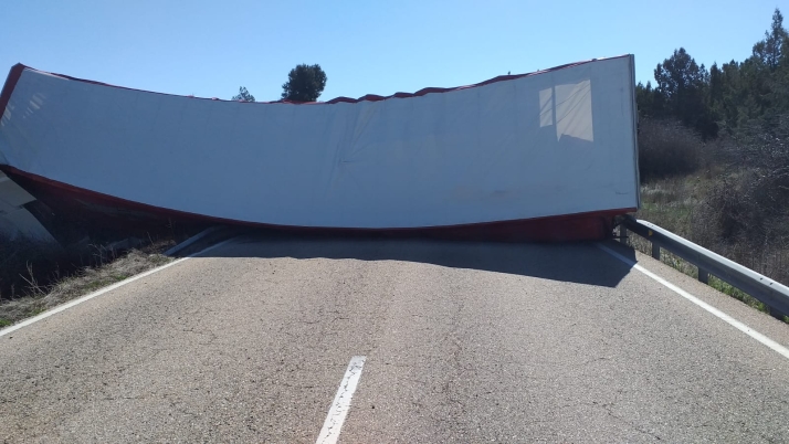El vuelco de un cami&oacute;n obliga al cierre de la CL-116 en Lodares de Osma | Imagen 1