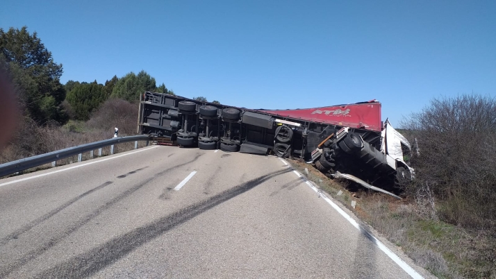 El vuelco de un cami&oacute;n obliga al cierre de la CL-116 en Lodares de Osma | Imagen 2