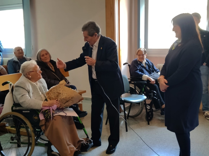 Florentina Mart&iacute;nez celebra el siglo de vida con los suyos en San Pedro Manrique | Imagen 3