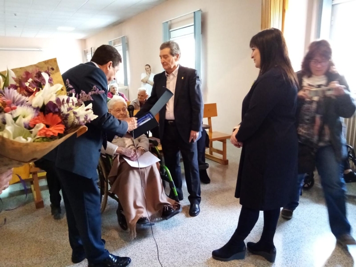 Florentina Mart&iacute;nez celebra el siglo de vida con los suyos en San Pedro Manrique | Imagen 1
