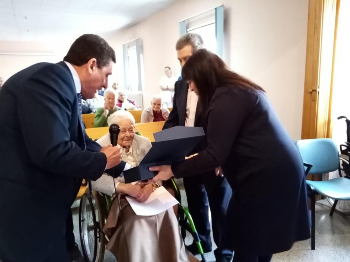 Florentina Mart&iacute;nez celebra el siglo de vida con los suyos en San Pedro Manrique | Imagen 2