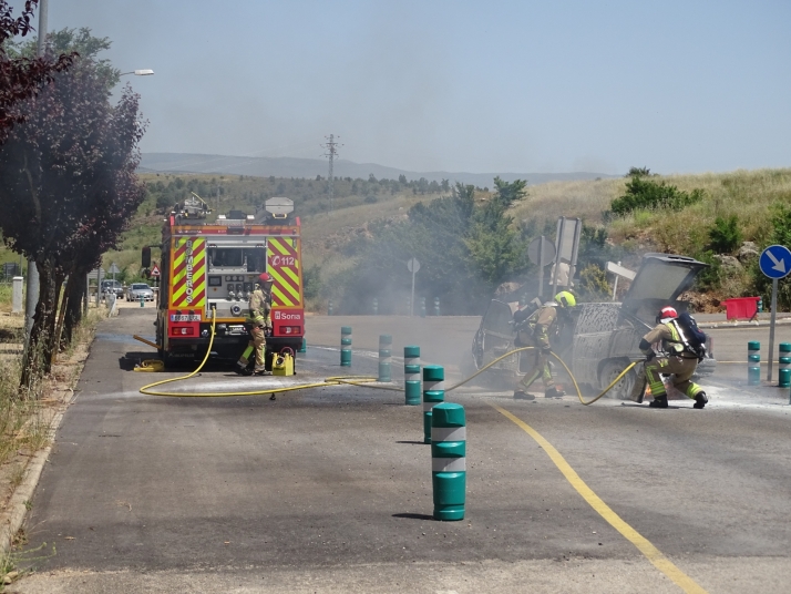 Arde un veh&iacute;culo en la carretera de Logro&ntilde;o | Imagen 1
