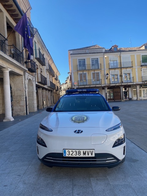 El Burgo incorpora un nuevo veh&iacute;culo el&eacute;ctrico para su Polic&iacute;a Local | Imagen 1