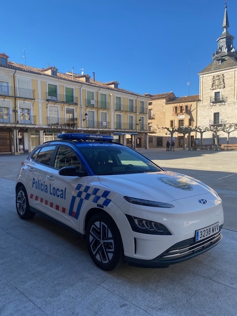 El Burgo incorpora un nuevo veh&iacute;culo el&eacute;ctrico para su Polic&iacute;a Local | Imagen 3