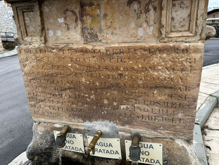 Grabados en la fuente de Casarejos.