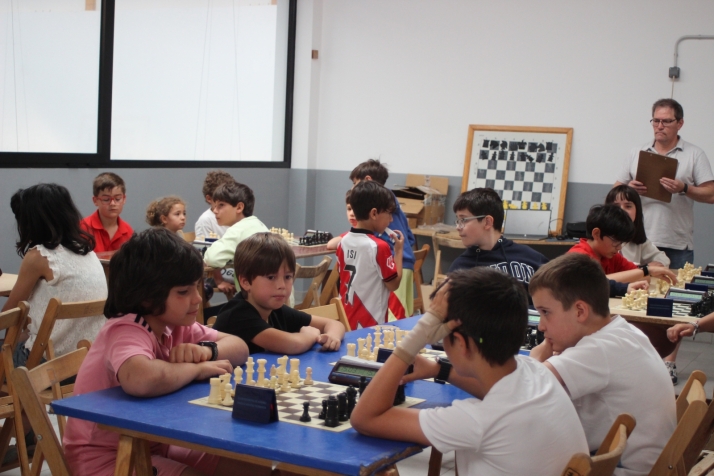 Jaque mate a la rutina: cientos de ni&ntilde;os descubren su pasi&oacute;n por el b&aacute;dminton, el ajedrez y el balonmano | Imagen 3