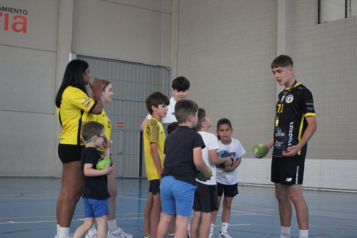 Jaque mate a la rutina: cientos de ni&ntilde;os descubren su pasi&oacute;n por el b&aacute;dminton, el ajedrez y el balonmano | Imagen 5