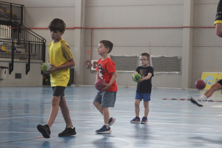 Jaque mate a la rutina: cientos de ni&ntilde;os descubren su pasi&oacute;n por el b&aacute;dminton, el ajedrez y el balonmano | Imagen 6